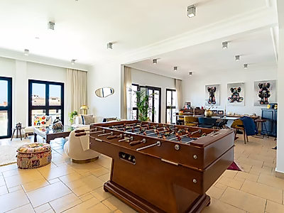 بنتهاوس فاخر من 5 غرف نوم مع تراس على السطح وإطلالات خلابة في قناة كارتييه