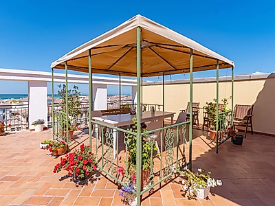 بنتهاوس فاخر من 5 غرف نوم مع تراس على السطح وإطلالات خلابة في قناة كارتييه