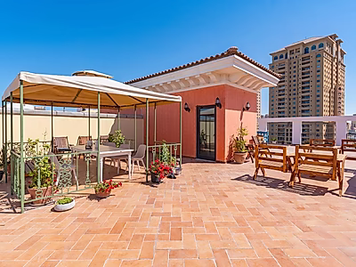 بنتهاوس فاخر من 5 غرف نوم مع تراس على السطح وإطلالات خلابة في قناة كارتييه