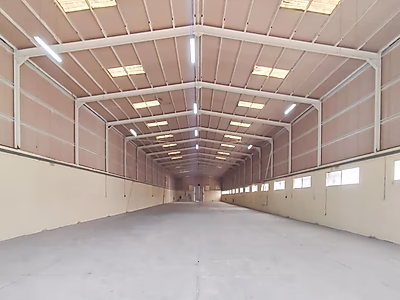 مستودع بمساحة 1500 متر مربع + 180 غرفة عمل مع مصاعد للإيجار