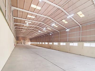 مستودع بمساحة 1500 متر مربع + 180 غرفة عمل مع مصاعد للإيجار