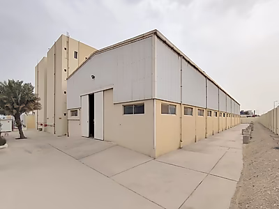 مستودع بمساحة 1500 متر مربع + 180 غرفة عمل مع مصاعد للإيجار