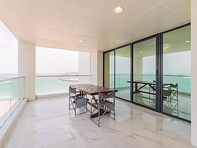 شقة فاخرة للإيجار – غرفتين نوم مع شرفة وتراس | إطلالة مباشرة وكاملة على البحر