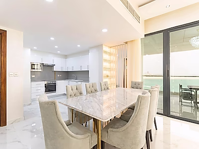 شقة فاخرة للإيجار – غرفتين نوم مع شرفة وتراس | إطلالة مباشرة وكاملة على البحر