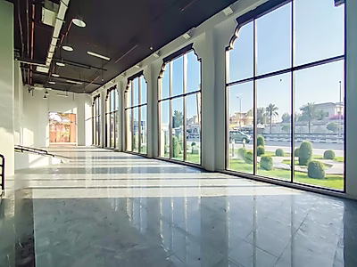 موقع مميز || معرض بأسقف عالية || نوافذ بانورامية || مواقف سيارات مخصصة في القبو