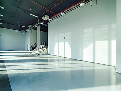 موقع مميز || معرض بأسقف عالية || نوافذ بانورامية || مواقف سيارات مخصصة في القبو