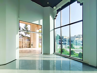 موقع مميز || معرض بأسقف عالية || نوافذ بانورامية || مواقف سيارات مخصصة في القبو