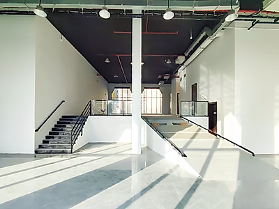 موقع مميز || معرض بأسقف عالية || نوافذ بانورامية || مواقف سيارات مخصصة في القبو