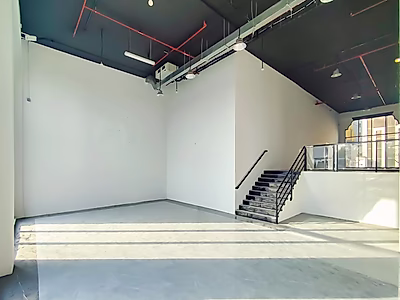 موقع مميز || معرض بأسقف عالية || نوافذ بانورامية || مواقف سيارات مخصصة في القبو