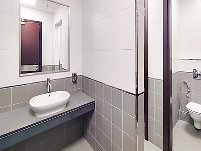 موقع مميز || معرض بأسقف عالية || نوافذ بانورامية || مواقف سيارات مخصصة في القبو