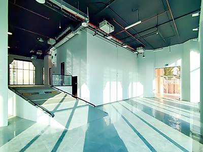 موقع مميز || معرض بأسقف عالية || نوافذ بانورامية || مواقف سيارات مخصصة في القبو