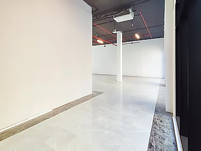 موقع مميز || معرض بأسقف عالية || نوافذ بانورامية || مواقف سيارات مخصصة في القبو