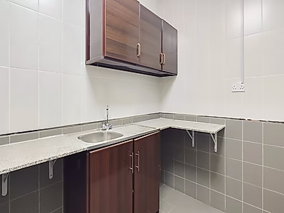 موقع مميز || معرض بأسقف عالية || نوافذ بانورامية || مواقف سيارات مخصصة في القبو