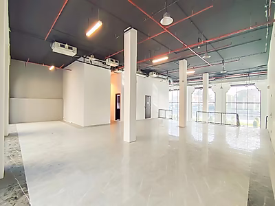 موقع مميز || معرض بأسقف عالية || نوافذ بانورامية || مواقف سيارات مخصصة في القبو