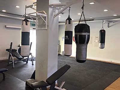 شقة مفروشة من غرفتي نوم في مجمع سكني في الدوحة | شامل الفواتير