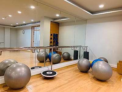 شقة مفروشة من غرفتي نوم في مجمع سكني في الدوحة | شامل الفواتير