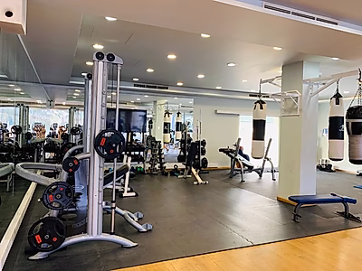 شقة مفروشة من غرفتي نوم في مجمع سكني في الدوحة | شامل الفواتير