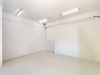 مستودع مع طابق نصفي ومكاتب للإيجار في المنطقة الصناعية القديمة - 1200 متر مربع