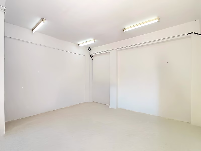 Small Warehouse With Mezzanine For Rent in Old Industrial Area - 1,000 m2 - Photo 3