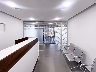 مكتب مجهز بالكامل بمساحة 200 متر مربع في بن محمود– موقع مميز